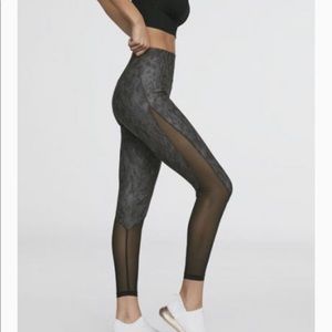 (NWOT) Oysho Black-Gray Leggings M